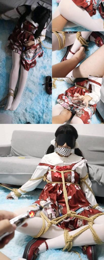 【荷仙少女】暗黑风红萝li白丝少女的惩罚虐待，黑点状布条蒙嘴，发不出声音的呜咽声，绑在沙发上洛丽塔少女不停的被言语羞辱，电笔的滴滴声一直环绕在小姑娘的周围，恐惧无助单双手被绑在沙发的两个桌角动弹不得， 暗黑风红萝li白丝少女的惩罚虐待，绑在沙发上洛丽塔少女不停的被言语羞辱，呜呜呜<br>电笔的滴滴声一直环绕在小姑娘的周围，恐惧无助单双手被绑在沙发的两个桌角动弹不得，<br>身体和脚也被盘腿束缚住，痛苦吗，痛苦就对了 拼命挣扎也睁不开的<br>欢迎大家支持荷仙作品，也欢迎长期购买支持者来找荷仙免费兑换攻略和连缚彩蛋，支持的越多，获得的福利也就越多哦！！！<br>解压码为<span style='color:#b0b0b0;'>[隐藏文字，购买后可见]</span> 改后缀为MP4<br>定拍q2629810035<br>请支持正版 打击盗版，荷仙的作品都不贵，为爱发电，只有林子上的大家才是真正的支持者谢谢！