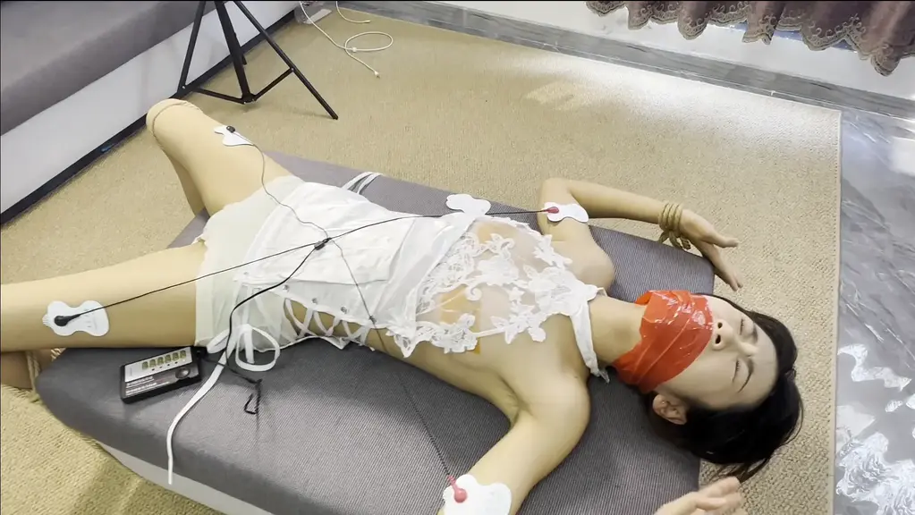 【延江艺束】原创库存 模特主动要求体验的捆绑 四肢禁锢捆绑沙发上 胶带缠嘴 长时间挠脚心到流眼泪 鞭打 电击片 疯狂扣档 手动和大棒交替强制GC QG 【延江艺束】原创工作室。面向全国爱好者开放，本工作室提供绳艺捆绑模特服务、体验女绳师捆绑服务、体验长时间囚禁服务、场地出租、原创视频套图销售、作品可私人定制、模特原味丝袜出售等，另外本工作室招募同好合作伙伴。QQ：2694500311<br>