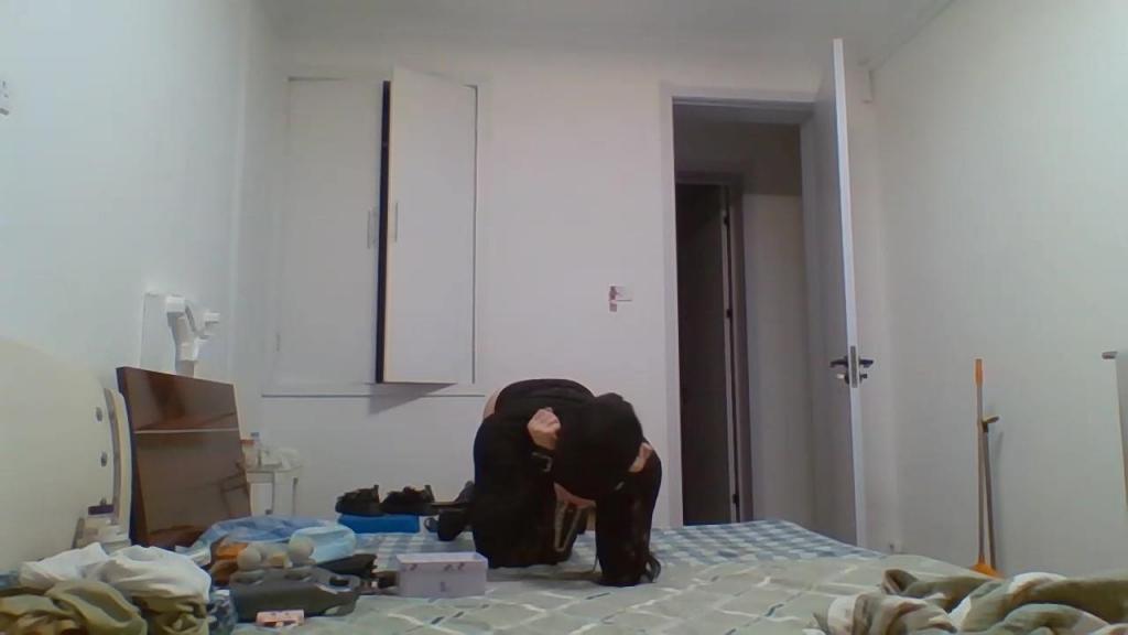 马尾伪娘 新人伪娘七秒变装，带上马尾面罩，只能漏出嘴巴呼吸，佩戴**后庭拉珠震动滚珠情趣，一字脚铐强迫打开双脚，后背手铐挣扎，无法挣脱，无法释放，最后又会怎么样呢？