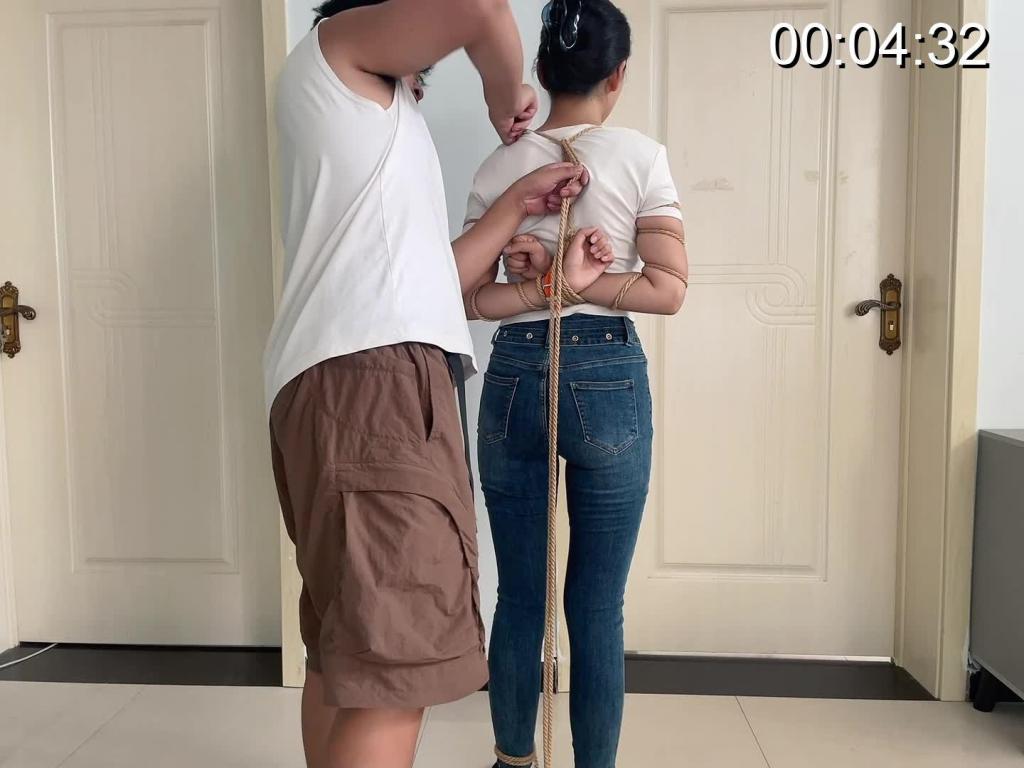 五花自由 定拍转公映上身是五花大绑，脚上是绑的脚绳 内容室外爬楼梯 放置 sp 原创王宁服饰 模特井百慧 定拍QQ3682324353 下载完再解压密码52wy