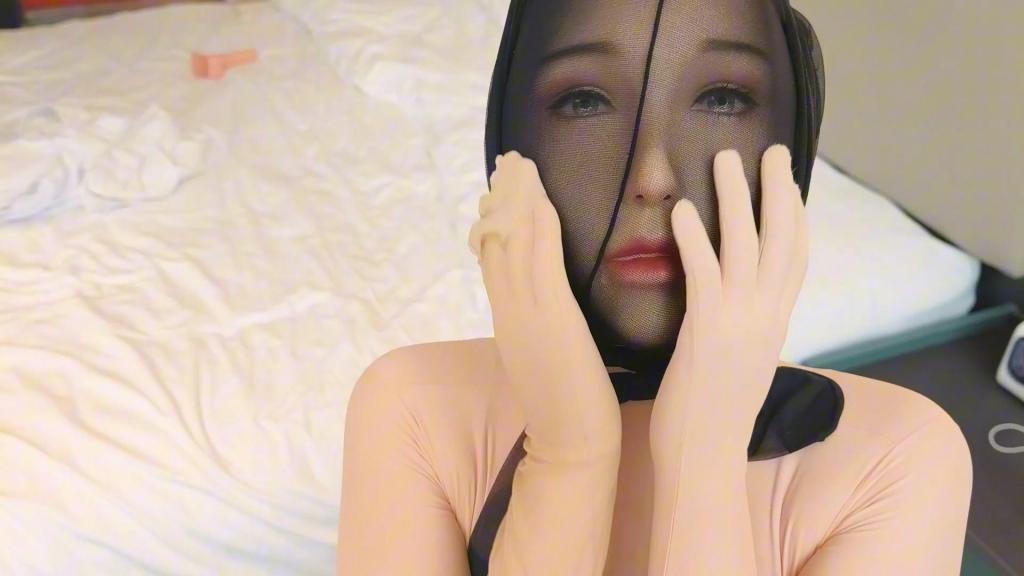【黎梦的kigurumi】喜欢带着别人的脸套上黑丝ZW！ 今天看到了一张不属于自己的脸，把脸戴上感觉很奇妙，不知道戴上ZW是什么感觉，穿上我的全包连身衣和裤袜，再别人的脸之下再也看不到我GC时的表情，这种朦朦胧胧的[X_X]再套上黑色的连裤丝袜，我可以尽情的让自己欲罢不能！<br>【网盘文件先下载到电脑，改后缀名为zip。解压得出的文件后续名zzz修改为MP4】