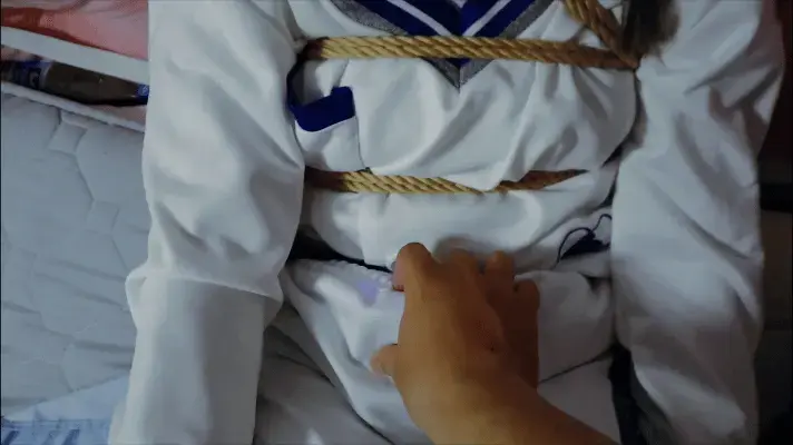 【荷仙V】《永远被囚禁在惩罚中的美少女VV》9 M开腿缚的甜美运动女孩VV拼命吮吸主人的手指向主人示好，筋膜枪不停的刚震就开始尖叫，一边被电的吱哇乱叫，一边拼命挣扎 一边被玩一边被呜咽，呜呜呜的惨叫被  M开腿缚的甜美女孩VV，刚一上震就开始尖叫，一边被电的吱哇乱叫，<br>一边拼命挣扎 一边被玩一边被呜咽，呜呜呜的惨叫被胶带封住嘴，<br>把手指放到少女的嘴里用口舌吮吸一下就乖乖安静下来啦VIVII拼命吮吸向主人示好   安静下来就继续搞你咯 呜呜呜不要<br>少见穿着裤子被玩弄的vivi<br>