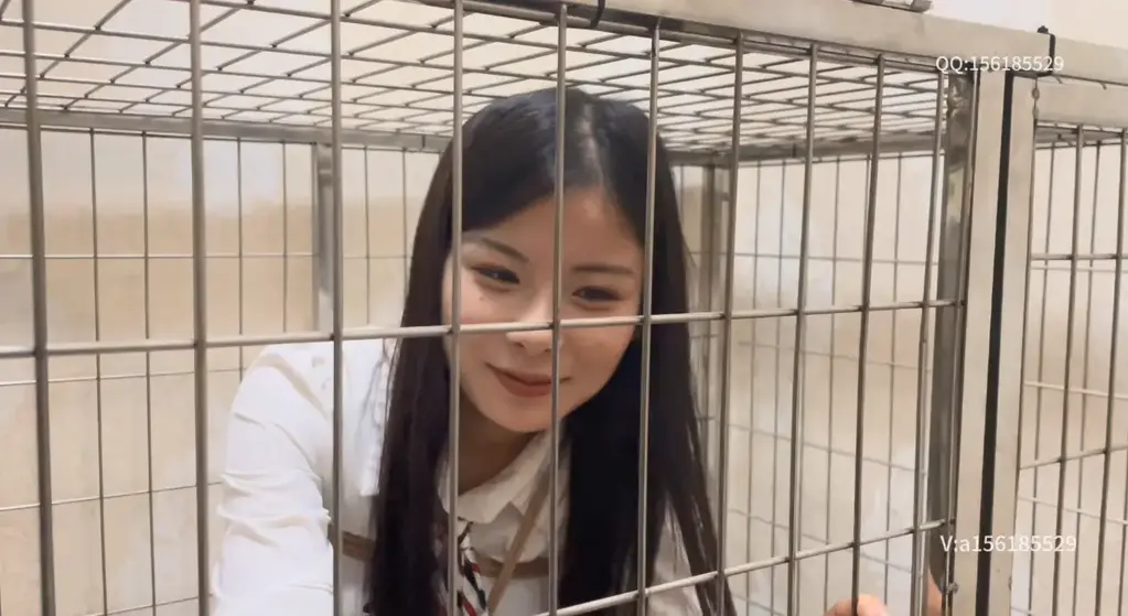 刺激 镣铐捆绑 ，进入狗笼里吃苹果【喜喜】 进笼子的一瞬间，那是相当的刺激，看起来相当的爽，激动的心颤抖的手，今天嘻嘻在此来到了我的秘密基地进行各种捆绑，带上脚镣进入他期盼已久的迷你版小笼子里面，最后给他一个苹果吃的那个是相当的一个香，<br><br>X本工作室提供绳艺捆绑模特服务、室外定拍，室内定拍，体验女绳师捆绑服务、体验长时间囚禁服务、绳艺教学培训、专业麻绳销售、作品私人定制、模特原味丝袜出售等，另外本店招募同好合作伙伴。定拍约拍。v:a156185529 <br>QQ156185529<br>解压密码168168<br>