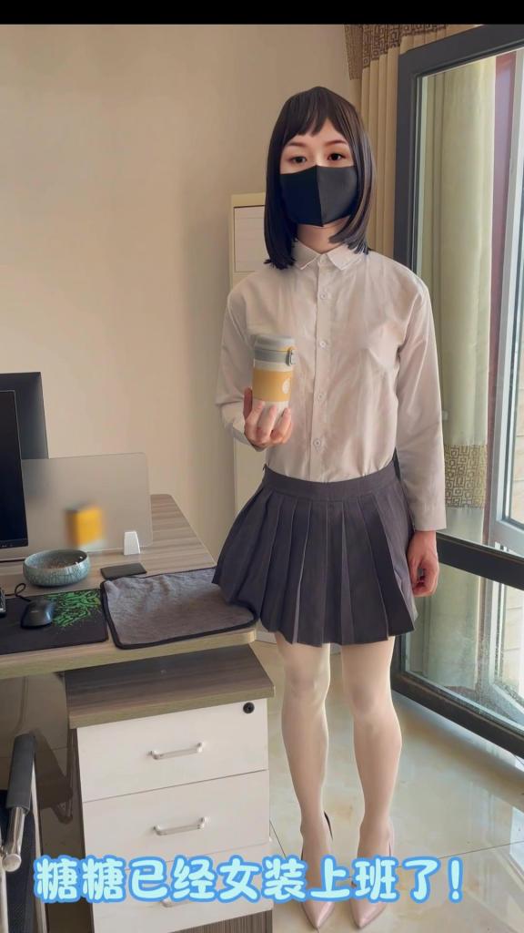 【糖糖工作室】《女体化改造第五番》伪娘糖糖胶衣初次体验PJ+防毒面具+妇科椅+棒棒强G榨汁喷射满地~~~ 本番内容简介：<br>经过几次调教之后经理很久都没有再让糖糖拍摄新的作品，糖糖在等待的日子里觉得一阵空虚….<br>有一天糖糖实在忍不住了主动去询问经理最近有没有什么新的拍摄计划…..殊不知这时的糖糖已经喜欢上了被改造的感觉。经理这时故弄玄虚要带糖糖体验一件新的道具——妇科检查椅。坐上了妇科检查椅的糖糖胳膊和腿都被牢牢的固定住了，双腿也呈现M形状，后庭完全展示了出来……这时经理拿出了[X_X]头套和充气口塞一起给糖糖戴上。戴上了充气口塞的糖糖这时只能发出呜呜呜的声音。经理兴奋的给糖糖戴上了郊狼电击开始玩弄糖糖，通知经理也开始给糖糖榨汁，坚持不住多重体验的糖糖很快败下阵来。这时经理决定开发糖糖的后庭……由于妇科椅配套带有炮机，经过润滑后庭之后的糖糖已经骚不可耐，这时经理打开了炮机开始了糖糖的后庭开发之路……<br><br>解压密码：<span style='color:#b0b0b0;'>[隐藏文字，购买后可见]</span><br>后缀改为MP4<br>Twitter：bangbangtang404<br>