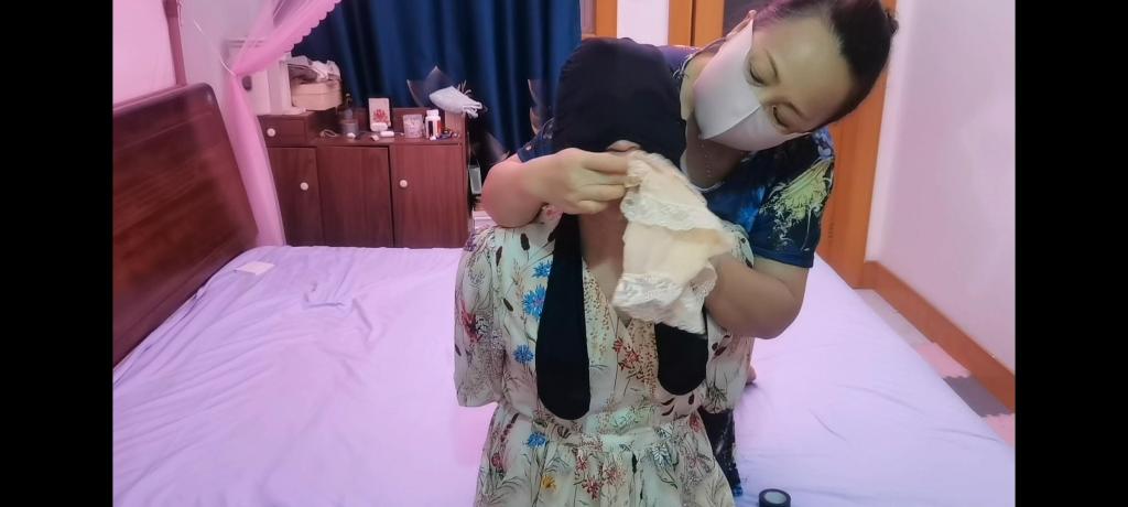 丝滑棉被包裹美眉 美眉被捆绑.内裤塞住嘴巴..............想叫都不行..........装进袋子里........又被丝滑的棉被包裹...............女主好喜欢..........
