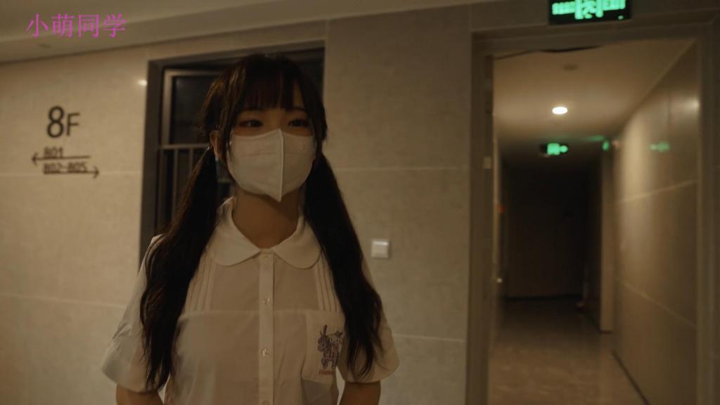 【小萌同学】JK被跟踪勒死失禁后被BL玩弄 网盘html的格式改为rar<br>感谢定拍BL第十一部作品，短片内容却全程高能~<br>JK少女小萌晚上一个人回家，半路被歹徒盯上，歹徒偷偷尾随小萌回家。小萌到家后转身进了卫生间，歹徒想趁小萌不在客厅偷点财物就走，结果不小心发出了很大动静。小萌刚准备上厕所就听到了动静，于是出来查看结果刚好和歹徒碰上。歹徒一看被发现了气急败坏伸手就要掐小萌脖子，小萌把歹徒挡开后转身就跑。歹徒随手抓起一根绳子追上去从后面勒住小萌脖子，并拖倒在地。歹徒用力勒住小萌，小萌不断挣扎，一小段时间后歹徒发现小萌一直不乖乖就范，眼看挣扎的声音越来越大怕引来别人于是打算直接来个干脆的。歹徒用胳膊一上一下锁住小萌的脑袋顺时针用力一拧，只听“嘎巴”一声小萌的脖子就被扭断了。小萌白眼一翻，身体触电般猛抽搐了几下就断气了，身体瘫了下去，小皮鞋也蹬飞了一只。歹徒见小萌没了动静，终于松了手。紧接着歹徒摸了下小萌的脉搏确认她已经死了，然后掀起小萌的裙子发现内裤中间有点湿润，接着湿痕越来愈大，黄色的液体不断涌出。小萌本来厕所就没上成憋了一肚子尿，死后直接失禁，尿了一大摊，打湿了内裤了和白丝。等小萌尿完后，歹徒又按了按小肚子将[X_X]排干净，玩弄了一下小萌的内裤，歹徒可不想一会儿享受的时候有尿出来。随后歹徒将小萌抱[X_X]。歹徒先是用手玩弄着小萌的酥胸，将脸贴在胸之间使劲吸着少女身上的香味，再往下玩弄被打湿的内裤，抓起一只没穿鞋的白丝小脚玩弄，最后抓起另外一只腿，脱掉小皮鞋，两只脚一起玩弄。完事后觉得不过瘾，又把小萌翻到背面撅起屁股的姿势，从后面再次侮辱了小萌的身体。可怜的小萌两眼无神的睁着，却无法阻止这一切发生。完事后歹徒将小萌翻到正面，帮小萌恢复了一下服装，脱下小萌的一只白丝，缠绕在脖子上，左右两只手各抓住白丝的一头，然后将小萌眼睛合上，伪造出一副自杀的场景后扬长而去。