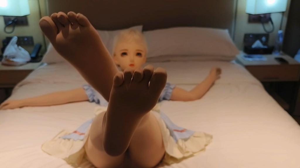 【梦的kigurumi】喜欢穿皮戴面具的我 现在是下班时间，我只想穿着皮尽情的ZW，戴着面具发出闷闷的声音会让我更加兴奋，这个皮和面具真的不想脱了，面具下面是我见不得人的表情千万不要掀开我的面具，下面已经开始蠕动了，好像轻轻的弄一下就会gc......<br>【网盘文件先下载到电脑，改后缀名为zip。解压得出的文件后续名zzz修改为MP4】