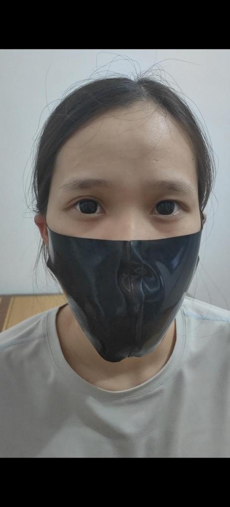 室内戴盲片+内裤封堵嘴+头套 中秋节在家陪媳妇简单玩了一会  这次不肯外出<br>视频附带戴盲片和取下盲片的过程 都很顺利 <br>玩之前说好帮我宣传盲片 不能堵嘴  但是由于我很久没封堵她的嘴<br>还是偷偷去拿来她的内裤给她塞上 封嘴之前还把嘴巴粘几遍 确保嘴上无杂质 就贴上胶布<br>别小看就封一层胶布 女孩子基本是挣不开的了 之后戴上眼罩 头套 还有段乳胶口罩的小片段<br>本视频仅14分钟 介意勿购 圈子小众 外加现在是孕妇 只能简单拍作品 <br>原创Q  <span style='color:#b0b0b0;'>[隐藏文字，购买后可见]</span>需要购买咨询进口盲片也可以加我