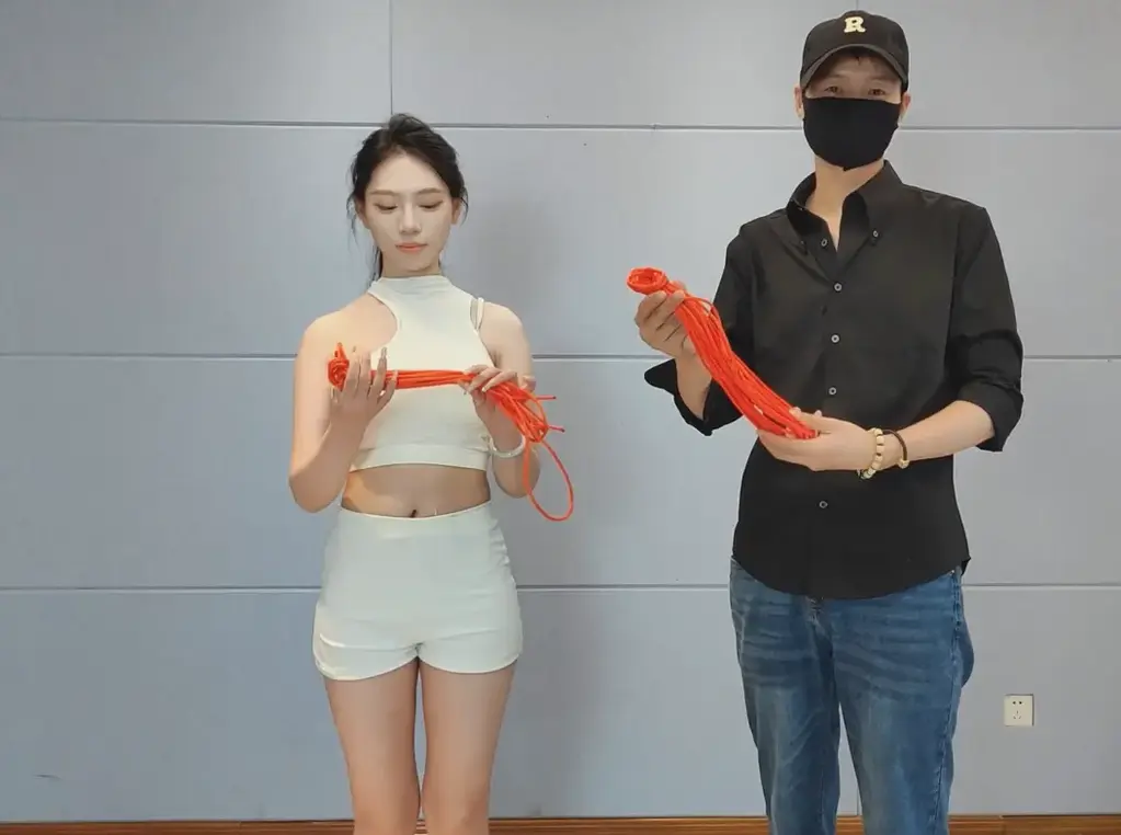 一绳所爱绳艺教学系列：后手观音教学~卢曼莹 一绳所爱绳艺教学系列，后手观音教学，普通话详细讲解，绳模卢曼莹示范。视频解压密码：666888 。<br>一绳所爱绳艺体验店面向全国爱好者开放，本店提供绳艺捆绑模特服务、体验女绳师捆绑服务、变装绳艺体验、绳艺婚纱照摄影、体验长时间囚禁服务、绳艺教学培训、绳艺交流会、绳艺逃脱挑战赛、场地出租、专业麻绳销售，原创绳艺扑克销售、原创视频套图销售、作品私人定制、模特原味丝袜出售等，另外本店招募同好合作伙伴。微信：351552501初心