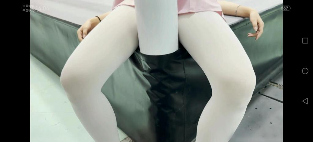 BW106 mingxi vs xiaozhu角斗2 烈狐出品<br>明西和小竹这次又杠上了，<br>连衣服都和上次一样，<br>只是长筒白棉袜换成了白丝。<br>一开始明西碾压小竹，下半场反转了。<br>小竹下手真狠，明西终于体力不支倒下。<br>接下来小竹来了炸裂的一招，<br>抬着明西双腿对着台柱顶档，<br>这下又有好戏看了，<br>一下，两下，三下…<br>明西再也受不了而昏迷过去…