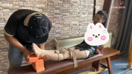 极限老虎凳  tk拍打  最后承受不了老虎凳的折磨导致晕厥 激动 刺激 老虎凳上转的时候嗷嗷叫  极限老虎凳  tk拍打  最后承受不了老虎凳的折磨导致晕厥，<br><br>X本工作室提供绳艺捆绑模特服务、室外定拍，室内定拍，体验女绳师捆绑服务、体验长时间囚禁服务、绳艺教学培训、专业麻绳销售、作品私人定制、模特原味丝袜出售等，另外本店招募同好合作伙伴。定拍约拍。v:a156185529 <br>QQ156185529<br>解压密码168168<br>