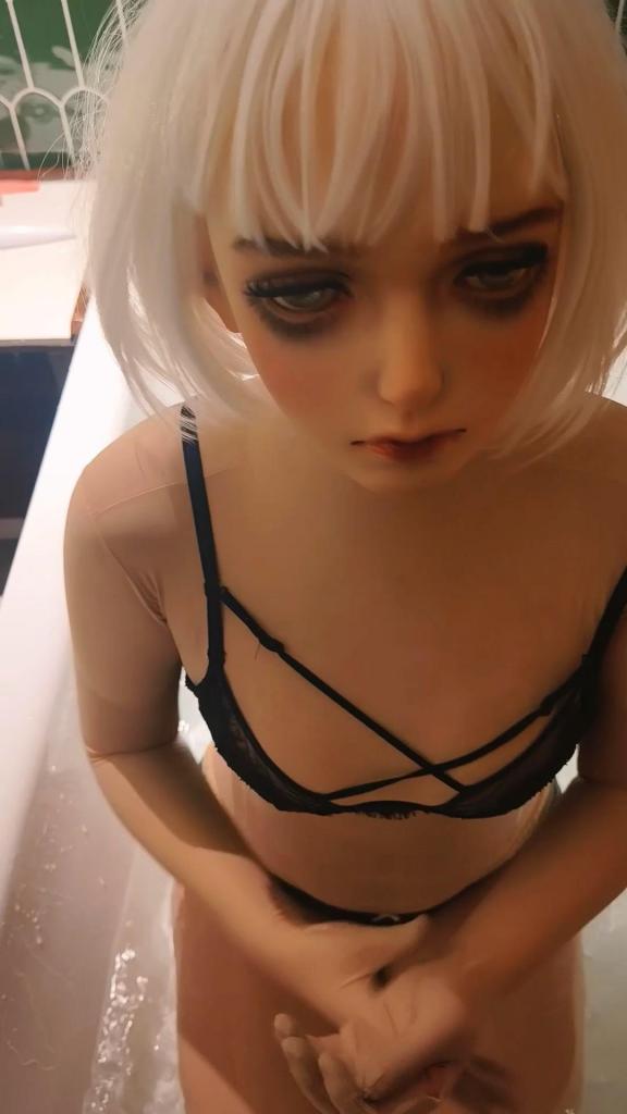【梦的kigurumi】主人，要和娃娃一起洗洗吗 梦站在主人身边，戴着面具和全包连身衣，外面只穿了内衣，抚摸着身子，等待着他的指示。主人目光扫过梦，似乎在评估她的表现<br>主人：梦，你要记住，作为我的女仆，你必须随时穿着皮和戴着面具。任何不合我心意的行为都不会被容忍。<br>梦：是的，主人。我会尽力为您服务。<br>主人：很好，你可以开始了。<br>梦轻轻鞠了一躬，然后默默地走进了主人身边。。。。。。<br>【网盘文件先下载到电脑，改后缀名为zip。解压得出的文件后续名zzz修改为MP4】