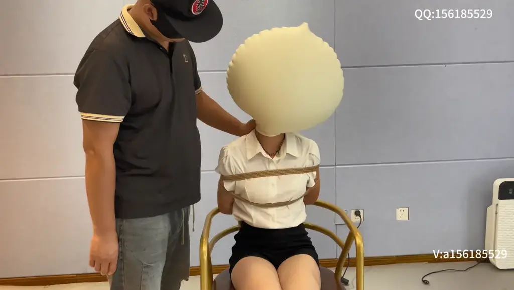 气球套在头上  模特心里害怕 刺激  恐惧[X_X] 绝望  最后晕厥 气球套在头上 激动的心颤抖的手， 模特说当时心里害怕 刺激  恐惧[X_X] 绝望   最后用气球蒙住面部，导致模特无法呼吸，晕厥     <br><br>X本工作室提供绳艺捆绑模特服务、室外定拍，室内定拍，体验女绳师捆绑服务、体验长时间囚禁服务、绳艺教学培训、专业麻绳销售、作品私人定制、模特原味丝袜出售等，另外本店招募同好合作伙伴。定拍约拍。v:a156185529 <br>QQ156185529<br>解压密码168168