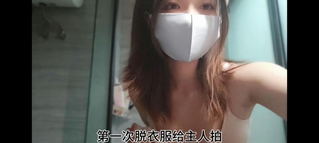 海沙-全程自拍，连体白丝jk母狗带口球进店购物开车接主人 模特：海砂<br>今天周末，主人被叫去加班了<br>他让我等会去接他，布置的任务是：记录自己出去接主人会干些什么<br><br>首先是我刚刚洗白白，吹完头发的时候，衣服都没穿就给主人拍视频<br>让主人看母狗的身体，然后穿好准备的白丝连体衣<br><br>化个淡妆，确保在主人身边永远是香香软软的<br>随时供主人使用~<br><br>主人比较喜欢jk裙的穿搭，所以今天我准备穿jk裙<br>要求说今天需要带口球接主人<br><br>穿着连身丝袜一出门就被男生盯着看，我加快脚步，冲进便利店<br>男生跟着我，在我身后盯着我，直到我买完水<br>紧张和刺激的感觉冲击着大脑皮层<br>我感觉除了紧张外，最羞耻的就是在众目睽睽之下带口球了……<br><br>但是为了接主人，不能再耽误时间了……<br>到开闸的地方，拉下车窗，保安和我讲话，我只能点头，扭头瞬间，他似乎看到了我的口球<br>墨迹了半天，看完月保证明总算放我走了<br><br>口球里的水流到口罩外，浸湿了一片，我仰着头，努力不让口水流下来<br>只能一遍一遍的吞咽，发出呜呜的声音，幸亏在路上，没人注意到我<br>终于到地方啦！！趁主人不在偷偷掀起裙子展示小内内~<br>好刺激的外出！！！<br>海砂成功完成带口球的任务！<br>定拍服务可留言和加v号Mihaisha2005