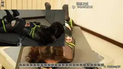【娜绳工作室】【青柠】133下NSGZS-133下 ◀浑身亮闪闪的衣服,又被荧光的绿色绳子缚身,日式上身捆绑,M腿缚。又带了定制镣铐,让其逃脱更是难上加难,就这样被绑的样子在旋转台上来回360度无死角的展示,让人不会漏点一点细节。后面又加上了电击贴片和筷子夹舌头,固定住青柠的全部,让其挣扎着被展示在镜头下。<br><br>大号QQ：642462518，有需要的加<br>备用QQ：3681234217<br><br>◀不要担心缩略图中我打的码，那是为了过审，实际视频中是没有码的，可放心购入，视频质量绝对放心。<br><br>➡此后视频，已更新设备，需要的看官可放心下单，双机位拍摄，远近随心所欲观看，要细节有细节，要整体有整体。<br><br>↓   ↓   ↓   ↓   ↓   ↓   ↓   ↓   ↓   ↓   <br>✅主页：https://www.linzijun.app/@nashenggzs<br>✅QQ：642462518   备用：3681234217<br>✅微信：Nashengliaokao<br>✅推：@NashengQN<br>↓   ↓   ↓   ↓   ↓   ↓   ↓   ↓   ↓   ↓   <br>➡需要定拍的可直接加我的联系方式，模特可接定拍时，一般当天出片。<br><br>➡【娜绳工作室】为各位同好和同行提供作品定制、原味等<br><br><br>------------------------------------------------------------------------------------------------------------------------------------------------------------------------------------<br>㊙【解压密码】[-H] nana2023     在下载后解压的文件里  为防止被封，建议根据所给的提示请修改后缀名后观看。建议下载后观看，防止被封，请勿在线观看。如果是电脑端，可下载后修改后缀名可观看 [-H]<br>------------------------------------------------------------------------------------------------------------------------------------------------------------------------------------<br><br>先说明一下，购买视频的老板们不用担心解压问题了，现在开始以后去除三层解压，下载后只需密码解压一次即可，然后修改后缀名即可看视频了。还是不建议在线观看哦~<span style='color:#b0b0b0;'>[隐藏文字，购买后可见]</span><br>