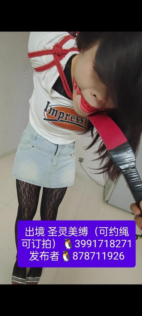 女s调教伪娘m，捆绑鞭打 这是少见的女s调教伪娘m的视频，有后手缚和单腿吊缚等，并且用拍子sp。还有女s的语音调侃。小m只能发出呜呜呜的声音，动惮不得。