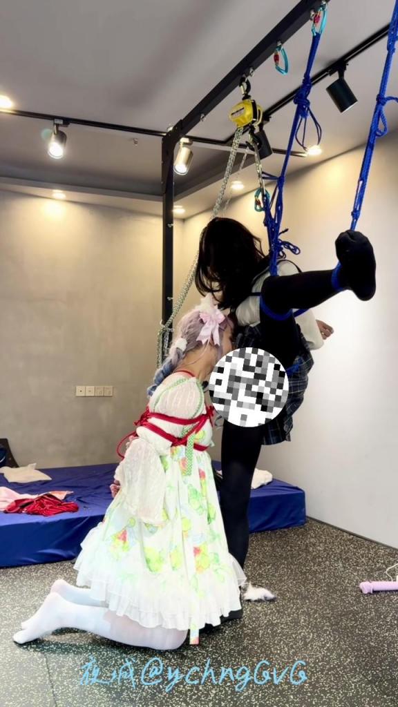 两只小南娘 一直被捆着片足吊了起来 另一只狠狠口虐他的隐私部位 定拍请加：<span style='color:#b0b0b0;'>[隐藏文字，购买后可见]</span>  解压密码是add