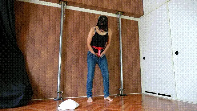 【挿入っぱなし】赤いレザーのオナニーぱんつ　[Spending time with it inserted] Red leather masturbation panties 【挿入っぱなし】赤いレザーのオナニーぱんつ　[Spending time with it inserted] Red leather masturbation panties<br>真っ赤なレザーのオナニーぱんつで過ごした女の子。<br><br>Tシャツにジーパン、平凡な服装の下には鍵付きディルド貞操帯。<br>外したくても外せないオナニーぱんつを身に着けその日を過ごした。<br>服装からは想像できない状態。挿入っぱなしのディルドは動くたび刺激をもたらし、もう何度イったか分からないとのこと。<br><br>頑張ったご褒美にみんなで観てあげてください。この恥ずかしい淫乱女を。<br>シャツとジーパンを脱がさせ、はりつけ拘束で放置。<br>一日の締めくくりにディルドバイブでイきまくる姿をどうぞ。
