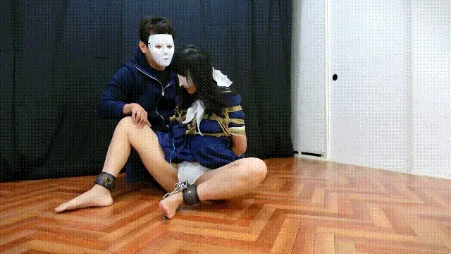 【お願い、抜いて...】女子校生飼育「責めと愉悦」　[Please, pull it out...] High school girl kept as a pet "Punishment a 【お願い、抜いて...】女子校生飼育「責めと愉悦」　[Please, pull it out...] High school girl kept as a pet "Punishment and Pleasure"<br>清楚系女子校生を誘拐して飼育中。<br>未熟なアソコを開発すること数日、だいぶ快楽に目覚めてきた様子。<br><br>縛って床に座らせ、まずはローターで楽しませてからの愛撫。溢れる愛液で綿パンツは湿り気をおびた。<br>そして、しっかりアソコが濡れたころにソファーでM字拘束。パンツを脱がすと幼さあるパイパンが露わに。<br>怯え震えるアソコはなんとも可愛らしいが、無情にそこへと大型バイブを突っ込む。<br>未熟なアソコは大きな異物に戸惑うが、すぐに受け入れた。まるで欲しがっていたように。<br><br>縛り拘束で股を開かされ、隠すことの出来ないパイパンにバイブ挿入。その様子をカメラに撮られ、ネットに公開される可哀そうな女子校生。