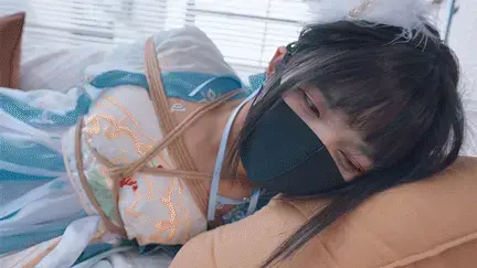 【丝米】《圈养调教cd小叶1》汉服cd小叶正自拍臭美，被捂晕带走，并腿吊绑，阳ju口球蹂躏小嘴，呜呜叫着小眼神里满是情欲，果然是个M！鸭子坐吊着折磨下、面，扭着大长腿，阿娜多姿，tk小jiojio、打 剧情简介：<br>新收一枚cd嫩模小叶，换上汉服打扮得美美的，初体验被捂晕吊绑折磨的[X_X]！<br>并腿吊绑，阳ju口球蹂躏[X_X]小嘴，进进出出叉得小叶喉咙很难受，小叶一边反抗，一边呜呜叫着，可爱的小眼神里却满是情欲…看样子，是个敏感的小M。<br>鸭子坐，继续绑着玩弄，棒棒折磨下、面，小叶马上就扭着大长腿挣扎起来，阿娜多姿…脱鞋，tk小jiojio、狠狠打pp，又痒又疼，小叶下、面早已胀得邦硬……欲求不满的小模样好可怜，玩弄以后逼他穿上JK继续折磨！<br>————————————————————————————————————<br>定拍服务QQ号：984353792<br>—————————————————————————————————————<br>解压密码：simi<br>压缩文件后，改后缀为MP4