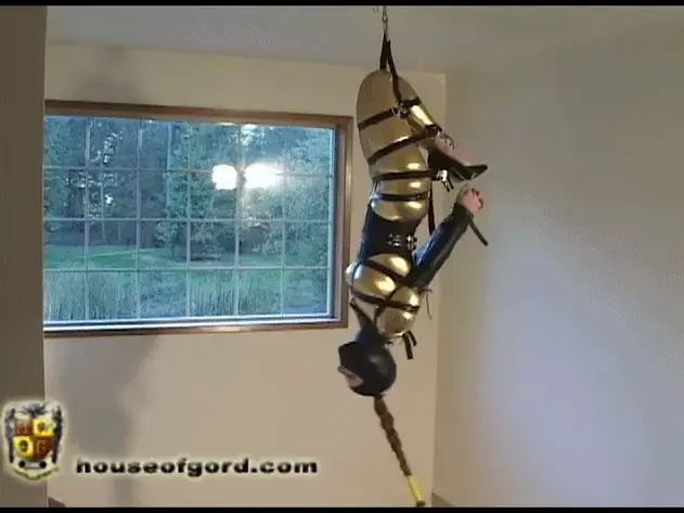 Fuck-in-a-box &amp; Dangle Damsel Lydia McLane Hogtied Chandelier 另一个让你大饱眼福的双重功能。娃娃想要测试里面有七个的Mark II Fuck-in-a-box，但这是一个很紧的挤压。最终，在我们之间，我们设法压缩了Seven，使固定杆滑动并锁定到位。七人挤得水泄不通，连一点动静都没有。然后，在大众的要求下，莉迪亚又把自己灌醉了house of gord家具片