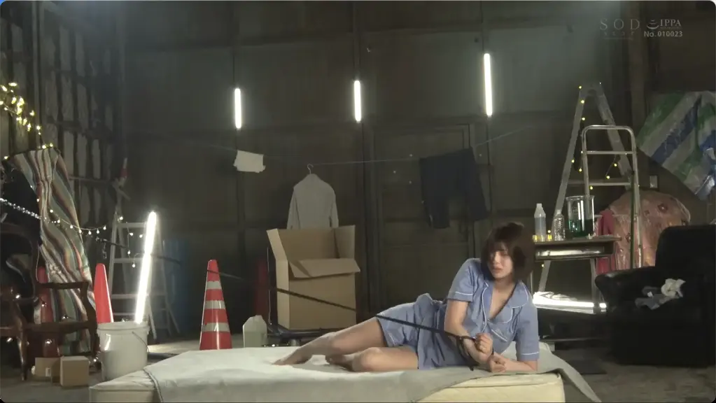 快楽魔目線 24H拘束監● コチラを睨みつけながら凌●される接客態度最悪の美人ガソスタ店員 唯井まひろ 番号:<span style='color:#b0b0b0;'>[隐藏文字，购买后可见]</span><br>发行日期:2024-10-24<br>导演:星シュート  <br>制作商:SOD Create  <br>发行商:SOD star  <br>类别:拘束 单体作品 监禁	<br>演员:唯井まひろ<br>剧情：美少女服务员因为工作态度太差被捕并绑架到审讯室，魔鬼视角24小时约束监管。