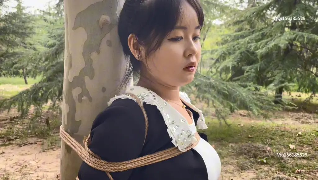 两个大学生第一次玩绳子  相互捆绑   玩的不亦乐乎  最后听听她们对捆绑的感受 还记得你第一次看捆绑是什么时候，你第一次绑人是什么时候，你第一次被绑又是什么时候，接下来看看两个大学生第一次接触绳子，第一次相互捆绑，他们的表情对话问他们的问题，他们的回答有没有震撼到你    <br><br>X本工作室提供绳艺捆绑模特服务、室外定拍，室内定拍，体验女绳师捆绑服务、体验长时间囚禁服务、绳艺教学培训、专业麻绳销售、作品私人定制、模特原味丝袜出售等，另外本店招募同好合作伙伴。定拍约拍。v:a156185529 <br>QQ156185529<br>解压密码168168<br>