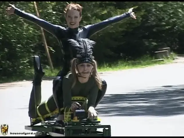 Sarah Jane - the rider racer Sarah Jane Ceylon Lotush Rider part1 当Sarah测试Lotush赛车底盘时，Lydia发现了一种新的运输方式。house of gord家具片