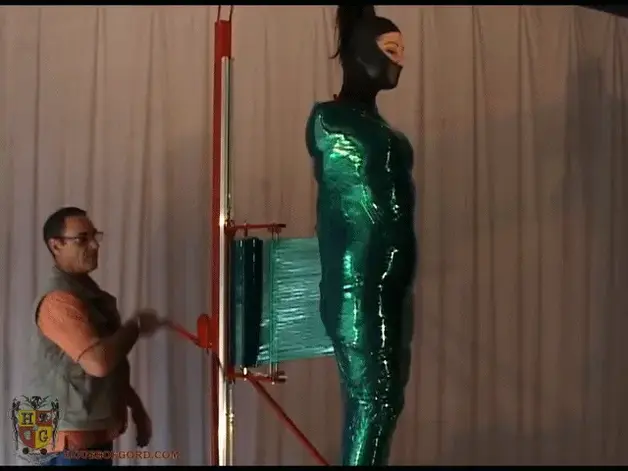 Auto-Chick-Wrapper PAIGE RICHARDS Chick Wrapper 当佩姬穿好衣服并系好安全带后，她就会进入旋转模式。house of gord家具片