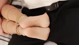 【中二病】恋足癖的狂欢，玩弄束缚起来的美腿玉足，最后隔着裤库给自己小弟发发福利。PS：艾莉西亚国庆期间应该可以拍摄，有之前错过的可以滴滴哦，国庆期间7折优惠 【中二病】恋足癖的狂欢，玩弄束缚起来的美腿玉足，最后隔着裤库给自己小弟发发福利。PS：艾莉西亚国庆期间应该可以拍摄，有之前错过的可以滴滴哦，国庆期间7折优惠<br>1.关于解压：解压之后是一个后缀名.mp4(删除)的文件，改成.mp4即可正常播放，但是一定要先下载，然后使用其他管理软件解压，不要使用百度云APP解压，否则会被百度云封掉。<br>2.定拍，约拍，模特应聘，请加Q3769321898 。海外用户请联系邮箱：3769321898@qq.com<br>3.点个关注吧，点个关注不迷路。感谢支持。<br>解压密码：zeb