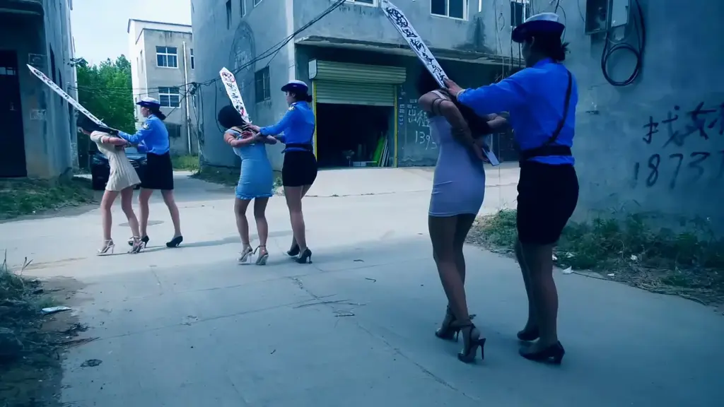 定拍转公映 新片《红颜殇》 下集    几名女毒枭全部落网，押入刑场执行枪决 经过授权 几名女毒枭全部落网，她们被宣判死刑，押入刑场执行枪决，请欣赏视频，定拍QQ342642509