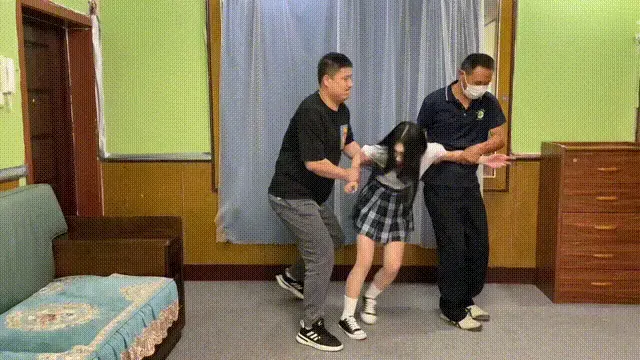 【云雀定拍】入室强绑母女（上）李然 韩玉 主演 李然是一位女老板，在生意场上待久了难免会得罪一些人。这天，李然出门应酬，留女儿韩玉一人在家，不料一对上门要账的歹徒却找了进来。<br>这下独自在家的韩玉可倒了霉，被歹徒用自己的袜子捆绑堵嘴，还冒充女儿把李然诱骗回家。等待母女的将会是什么呢？<br>工作室联系方式：3567739824<br>解压密码：240929