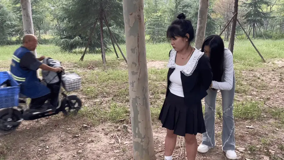 绑架逼问【我的高跟鞋】陌生人出现的一瞬间  心里害怕  紧张 今天的拍摄，特意邀请了两位新人大学生，（剧本我的高跟鞋）新人的表情真的是，刺激，可爱，有新鲜感，当有路人出现的时候，两个人的表情不知所措，无助的眼神 。<br><br>X本工作室提供绳艺捆绑模特服务、室外定拍，室内定拍，体验女绳师捆绑服务、体验长时间囚禁服务、绳艺教学培训、专业麻绳销售、作品私人定制、模特原味丝袜出售等，另外本店招募同好合作伙伴。定拍约拍。v:a156185529 <br>QQ156185529<br>解压密码168168
