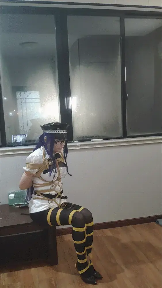 cos雷电将军-驷马自缚 鸽cosplay雷电将军-私设女jing，准备了剪刀放到桌子上用于脱缚，但是驷马状态用了各种方法根本爬不上去桌子，差点吓死，还以为要翻车了。<br>不过后面手腕的绳子松了一些，才侥幸挣脱出来，被捆了快一个小时，手都被绑麻了。<br>最接近翻车的一次，太惨了。<br>由于保管库有视频大小限制，视频太长无法上传，所以这里面是剪辑后的，不包含自缚过程，想看全过程的可以去网盘，那里是完整版。