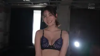 ボンデージ 少女は強制オーガズムのボンデージセッションに参加します。