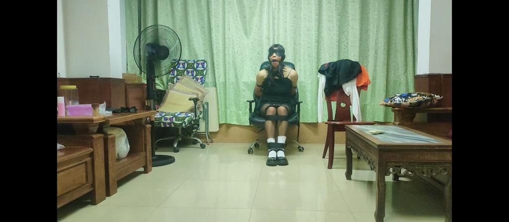 自缚捆绑 小伪娘一枚哦。固定机位拍摄，用手机拍的，有点模糊。这次又叫了几声，自我感觉良好（笑）。本来还有一段驷马，结果挣扎完了才发现没开录像（哭）。