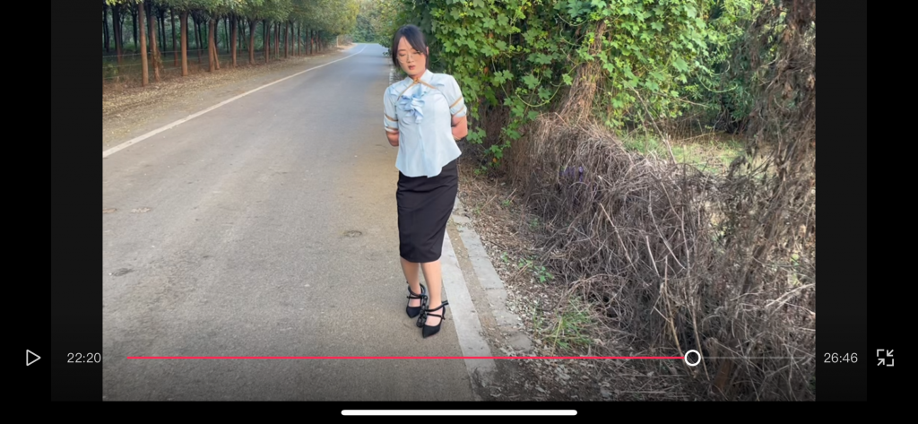 萌妹职业装高跟鞋五花镣铐外出 个人定排的片子，妹子身高160.声音软软糯糯的，五花嘞颈让她都有点喘不过来气了。绑上膝盖，带上脚镣，使得她只能小步挪动。白天从树林走到马路上，路上有电动车和汽车经过，妹子害羞的都快哭了。
