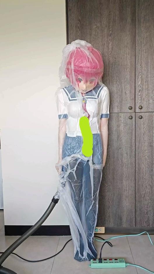No.75 kig自制真空袋，制服黑丝多姿势真空! No.75 kig自制真空袋，制服黑丝多姿势真空!<br><br>这里是Haku's Lab!<br>Haku在妖狐吧唯一正版的频道~<br><br>用塑料袋自制的真空袋，比起一般真空袋更软，可以吸的非常紧贴<br>连椅子一起真空就会被完全的贴在一起，完全动弹不得啦~~<br><br>片長：29分04秒
