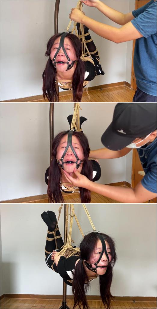 玩奴原创之黑丝妹妹极限驷马吊强制闷绝失控爆哭，强制抬头口水与泪水二重流出！交流约绑教程请加1152327635。 解压密码<span style='color:#b0b0b0;'>[隐藏文字，购买后可见]</span>感谢各位同好的支持！祝大家国庆节快乐！这次给大家发个硬核重磅的作品。博主的捆绑基本上采取比较暴力的绑法从而达到妹子忍受的极限，从而给大家带来视觉上的享受！本次的妹子也如此驷马之后吊起并且马具口球堵嘴，把妹妹的呕头部带到最高的极限强制闷绝，妹子呼吸困难脸憋得通红爆哭跟博主卑微的求饶也无济于事！敬请欣赏！<br>另外为了方便各位同好约绑，博主最近推出了一个非常详细的约绑教程。里面有非常详细的从零基础开始教大家如何认识妹子，如何与妹子沟通等等。非常的实用，有兴趣的各位同好加1152327635咨询，备用805351328。<br>最近有人举报抄袭博主的出现，其实博主早就知道了，请大家多观看对方的作品就懂了，就这么几个妹子来回演就能教大家吗？提醒各位不要上当！顺便提醒下这个抄袭的人，自己都做不好的事情还要教别人不可笑吗？请尊重一下各位需要帮助的同好！<br>目前博主已经出了五个系列，分别是绝对真实调教系列，真实约拍系列，口水囚徒系列，紧缚实验室系列，美人小舔犬系列以及最新出的高颜值系列都非常精彩，各种元素满满，希望各位同好多多支持！<br>推特可以关注浅神。本频道提倡健康积极的绳艺亚文化，目的是给生活增添一些情趣，谢谢大家。备用联系方式qq805351328。<br>下载操作：<br>1、电脑下载<br>2、解压<br>3、将压缩包内文件重命名后缀加.mp4或直接用播放器打开。<br>