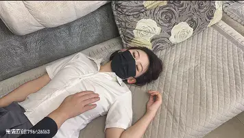 《秘语定拍》敏感度实验（失禁有图） 女主（心中有点不安）：“博士，我想我可能不适合参加这个实验，就先走了。”站起来就要走，但站起来的时候突然觉得身上力气完全消失，然后倒在地上。<br>博士：“既然来了就不用退出了，咱们这就开始吧。”<br>把女主扶起来坐到沙发上，女主浑身无力，无法动弹，只能任由摆布，坐到沙发上之后，开始进行一段时间的抚摸（不脱衣服），主要是脸、胸部和腿，一边抚摸博士一边赞叹。<br>博士：“我现在就试试你到底是不是敏感体质，这可是很重要的。”<br>女主（身体不能动但是可以说话）：“你不要碰我啊，你到底给我吃了什么？不要啊。”<br>女主：“我的身体很不敏感的，应该不适合你的实验，求求你放了我吧！”<br>女主：“求求你不要摸了，我不要参加实验了，求求你放了我，我不会跟别人说的！”<br>定拍原味咨询方式：<br>QQ:1796426163<br>解压密码：MY12<br>下载文件后将后缀zip111改为zip解压，解压完成后，继续将文件后缀改为zip解压，解压密码：MY12 把最终的文件后缀改为mp4即可观看，请大家不要在线观看，非常容易和谐。