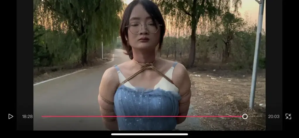 私人定排新人镣铐五花外出 新人妹子被五花勒脖子加镣铐外出，膝盖上绑上走的不快，公路边偶尔有车路过妹子都快哭了