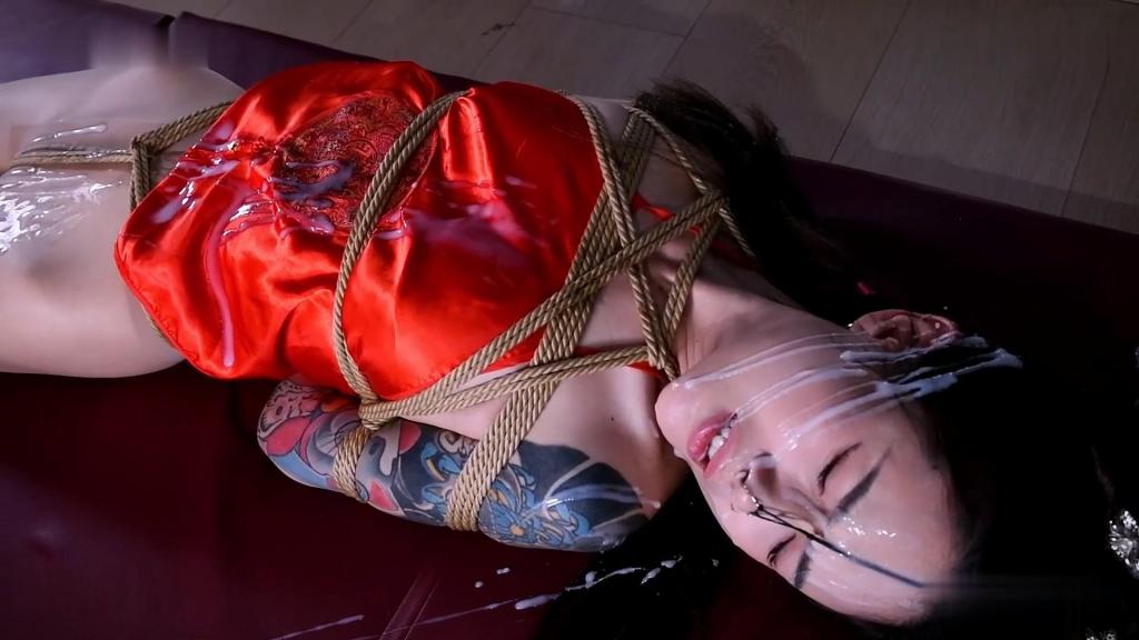 丽柜美束 吊虐闺秀 片名：吊虐闺秀 （甜甜-私人定制）<br>演员：甜甜<br>出品：丽柜<br>出品日期：2024.10.5<br>简介：新片 原声 私人订制 古装肚兜？ 撕裤子 白袜 口球 鼻钩<br>PS：网速慢的下百度网盘那个（内容一样）