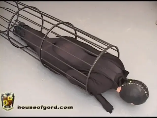 Anastasia - Coccooned and Caged Anastasia pierce inverted caged cocoon installation 这位雕像般的美女回到戈尔德之家后，将面临考验。只有用茧、头巾、倒置和笼子才能控制住这个地狱 house of gord家具片