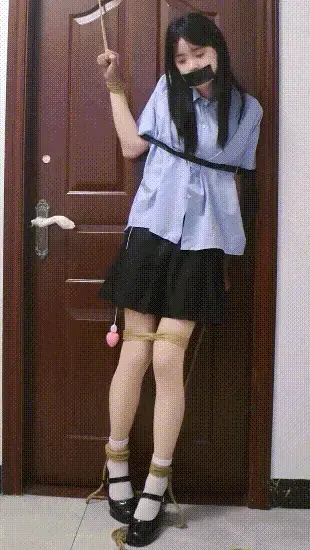 【JK叶子】门上的挂件叶子3 TD+姿势限制系列 含短第一视角 这次是右手被绑后卡在门框上方，左手被卡在下面，皮带绑着两个手臂。左手倒也不算难受，而右手因为被拉得很高，加上被皮带很紧地箍住了手臂，也没办法撑高一点，简直被绑得生疼。脚踝上的绳子除了有一点点限制，其他作用不是很大，门是被锁上的，绳子的另一端有很大的绳结卡得很死，所以根本没有办法离开，也几乎没办法挣脱，身体既不能自由地往上也不能往下。还好左手有点活动空间，虽然不能脱缚，但是勉强能够到td的绳子，能自己调整不让它太掉进去。虽然左手拉不高所以没办法把td弄出来，但是被绑的时候有这种空间真的是谢天谢地。<br>这次朋友也帮忙像上次一样处理了视频。<br>国庆终于放下一切休息了几天，工作上的烦心事真的太消磨精力，虽然很快又要继续了...但是还是祝福大家都会一直心情愉悦！新的赞助暂时还是没有时间接，实在没想到忙事会这样重重加码，还是感谢各位小伙伴的支持~国庆快乐~