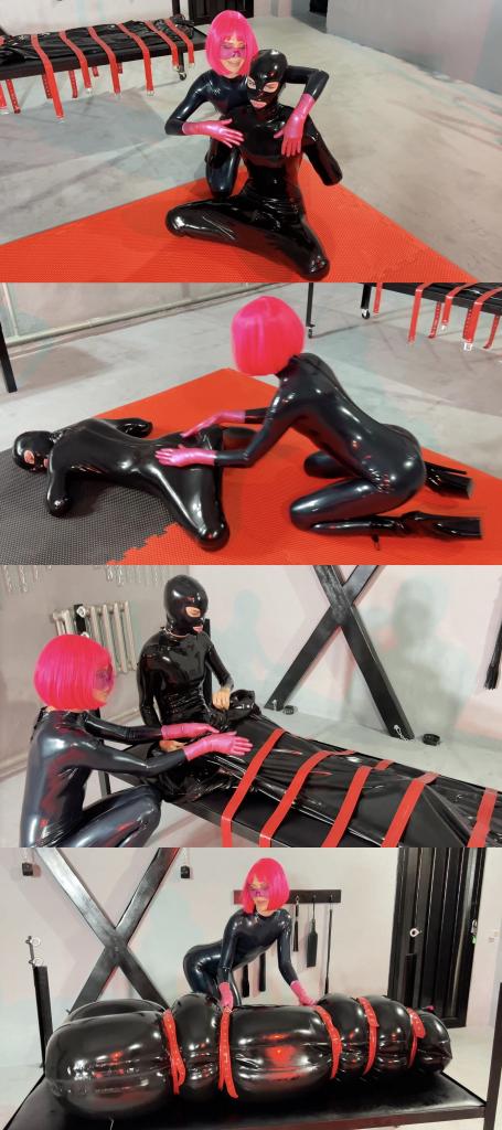 [W’sH]——女同——性感胶衣人犬+气泡乳胶睡袋 女同——性感胶衣人犬 气泡乳胶睡袋<br><br>注：<br>W’sH 工作室<br>专注于zentai、紧身衣、spandex、丝滑光泽衣物、乳胶、睡袋、捆绑、锁链……等一系列恋物拍摄。<br>清一色欧美模特，高颜值，好身材。<br>单女、女女、三女应有尽有，各种玩法层出不穷。<br>拍摄手法极具艺术性，作品极具收藏价值。<br><br>重要通知：<br>俄罗斯那边嫌我在这里搞的太便宜了，今年要求我必须按照C4S的官方价格来定价。<br>不过每部新作品，我会悄咪咪操作一下给大家整上折扣，大家有看好的视频就抓紧冲哈。