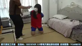 【新月原创】【玉箫】定拍 微剧情 被诬陷枪毙的女子搜查官 抓捕— 换衣— 关押— 女死囚放风— 枪嘎  【新月工作室】定拍交流QQ：1003187439 备用2936094312<br>【出原味妹子】3317697447 小洛（红豆）2197723495，366700880玉箫 2019384890 佳怡 3663888944 2124215675琳媚<br>约绑攻略有售直接滴QQ：3317697447！！！本工作室正式启动会员优惠折扣方案，请有兴趣的同好加客服Q：3104988182详询<br>剧情如下：<br>1、玉箫是个黑丝女子搜查官，坐立不安的她知道，自己即将面临什么但她是被冤枉的，可惜现在的自己百口莫辩。被同僚抓捕，带上手脚铐的她非常委屈，一直说自己是冤枉的，可是没用。<br>2、看在她为组织立功的份上，给她安排了舒适的单间，可是她还是要和一般女囚一样，脱掉搜查官的服装，黑丝，换上囚服，带着手脚铐，光脚等待关押。<br>3、良久，同僚过来宣读了对玉箫的内部审判，判处枪嘎立即施行，玉箫都傻了，不敢相信上头会这么草率嘎了自己。但此刻一切反抗都是徒劳。<br>4、换上死囚马甲，五花绑，双脚绑上拌绳，同僚告诉她可以给她两分钟放风思考人生和说遗言，玉箫怎么都想不通，自己为什么会落到如此下场。<br>5、同僚告诉她，时间到了，玉箫跪在地上不甘心的怒吼之后，同僚告诉玉箫，其实自己才是那个叛徒，玉箫只是替罪羊，可是这悄悄话只有玉箫听得到，她异常愤怒猛地反抗，可是枪声已响，可怜的她香消玉殒……