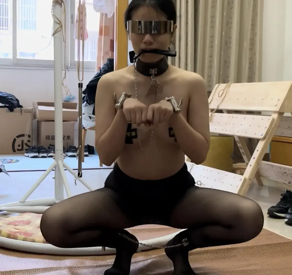 你的女神我的狗之超漂亮m阿然狗姿训练调教2！乳贴黑丝+自缚+K9训练+踢裆踩踏+狗狗喝水，阿然把自己锁起来进行狗姿训练，每个姿势训练一定时间，然后自己换成反绑跪下学习狗狗喝水，真是越来越像慕狗了呢 【缚予】【阿然】【解压密码】<span style='color:#b0b0b0;'>[隐藏文字，购买后可见]</span><br>【调教背景】缚予工作室迎来了迄今为止最漂亮颜值最高妹子新m阿然！初见阿然真的被颜值惊呆，身材也很棒，该有肉的地方就有肉，但是又不胖，而且阿然还是个小白，接触圈子挺早但是一直没实践过，像捆绑羞辱调教SP打屁股打脚心耳光之类的都是第一次接触，调教过程中也发现这个妹子真的是天生小m，主人问喜不喜欢这样被调教被捆绑还害羞不敢回答，最后问了好几遍才说喜欢，谁又能想到这是班里谁的女神谁的班花，私下竟然喜欢被狠狠调教呢...<br>【调教概要】m属性爆棚的大美女阿然今天要被锁起来进行狗姿训练，先自己把自己用镣铐锁起来，项圈也自己套上，然后按照主人规定的姿势进行训练，蹲下，跪下双手拿着教鞭举国头顶等待惩罚，内八腿弯腰咬着项圈绳子等等，主人还不时踢两下屁股以示警告。主人还给了阿然一只手上的钥匙，命令解开手拷其中一边然后自己锁到后面反绑，然后跪下学习狗狗喝水，阿然也是很听话的跪下用舌头舔食盆里的水，好大一会才终于喝完，喝完还必须以汪汪汪作为结尾，真是羞耻呢~<br>【缚予】工作室坐标浙江，线上定拍、体验被真实调教、诚聘绳艺模特(限女，非诚勿扰骗子勿扰)、购买约绑约拍攻略（正版购买过20部作品以上的铁粉可直接领）等均可加Q2519229829，加Q请备注来意，也欢迎圈子同好来交流<br>【打击盗版】请支持正版，您的鼓励就是我们的动力，正版购买的朋友也欢迎来私信交流，购买多次的铁粉也有小福利~<br>【解压】请不要在线解压！！！请不要在线解压！！！请不要在线解压！！！重要的事情说三遍<br>解压密码在简介第一行，下载完成后把后缀mm123改为rar解压，解压一次后按照同样的操作再次将解压后的文件后缀名改为rar解压，最后把解压出的文件后缀改为mp4即可观看，如有问题或失效请联系Q2519229829，备注来意<br>【预告】经过长期说服，终于有模特接受振动木奉了，后面会出棒棒相关的哦，敬请期待，也欢迎粉丝来定拍有关题材，您的定拍说不定会成为小m第一次棒棒体验~