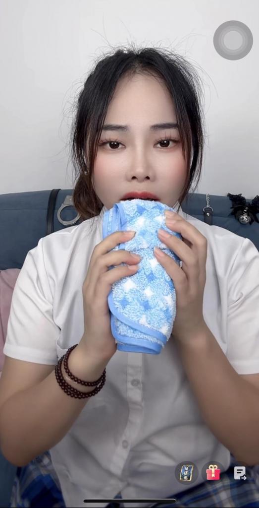 鱼糯糯 jk女主播毛巾堵嘴 鱼糯糯jk女主播毛巾堵嘴<br>创作：鱼糯糯<br>描述：jk女主播用毛巾自己堵嘴，女主播毛巾堵嘴，喜欢的可以支持一下