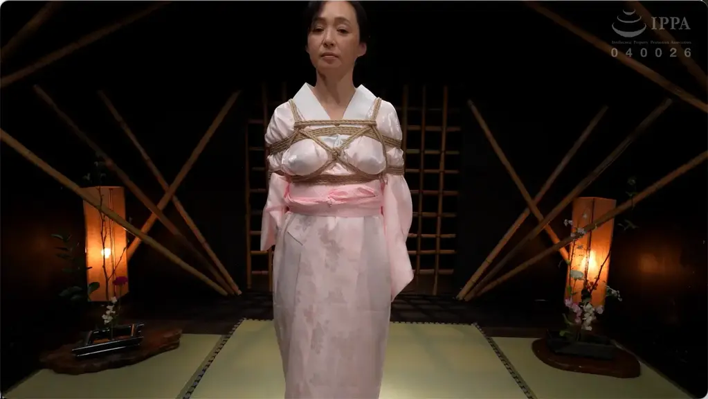 艶縛 番号:<span style='color:#b0b0b0;'>[隐藏文字，购买后可见]</span><br>发行日期:2024-10-15<br>导演:TENUN  <br>制作商:Dogma  <br>发行商:俺のおばさん  <br>类别:单体作品 已婚妇女 绳缚 成熟的女人 和服、丧服	<br>演员:安野由美<br>剧情：花与绳，这位穿着日式服装被捆绑的美丽人妻也是一名插花师。