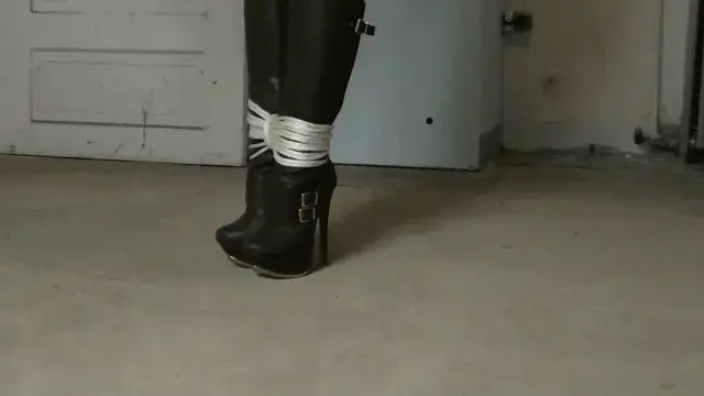 Nadia White...Booted Strappado! HD-mp4 Nadia White...Booted Strappado! 纳迪亚的手肘被残忍地紧紧地绑在一起，一条黑色的皮带堵住了她的抗议，将她的抗议降到了最低限度！然后可怜的纳迪亚被绑在一条严格的绑带上！娜迪亚穿着这些摩天大楼高跟靴努力保持平衡，看起来非常性感！
